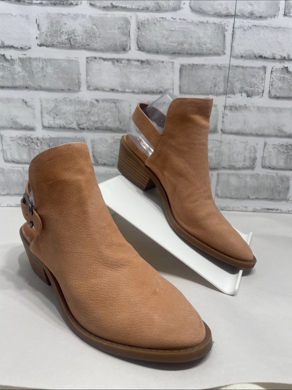 Lucky Brand Leather Tan Cutout Ankle Booties with Buckle preowned. Size 6.5